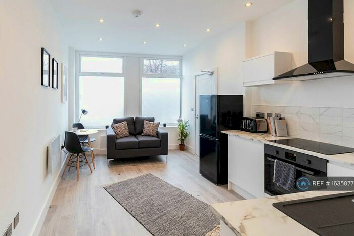 2 Bedroom Flat To Rent In Wellington Street, Stockport, SK1