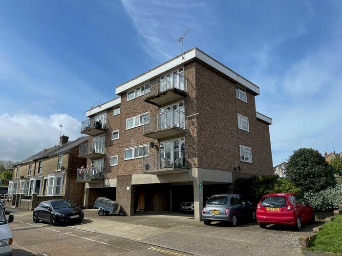 2 Bedroom Apartment To Rent In Mill Hill Road, Cowes, PO31