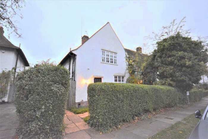 3 Bedroom Semi-Detached House To Rent In Asmuns Hill, London, NW11