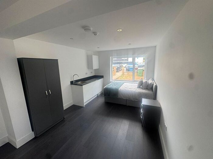 Studio To Rent In Woodlands Drive, Stanmore, HA7