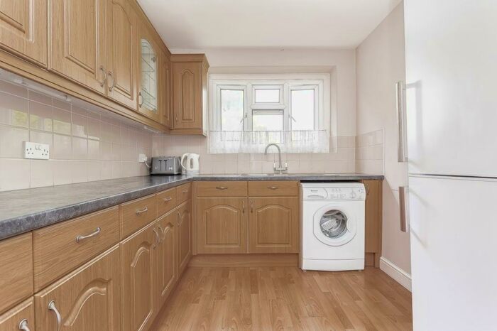 3 Bedroom Apartment To Rent In Green Lane, Morden, SM4