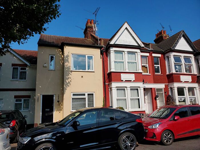 2 Bedroom Flat To Rent In St. Helens Road, Westcliff-On-Sea, Essex, SS0