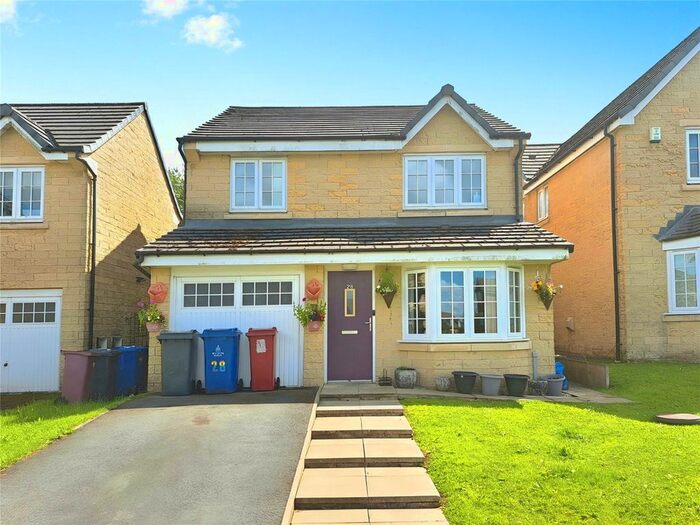 4 Bedroom Detached House To Rent In Coulthurst Gardens, Darwen, Lancashire, BB3