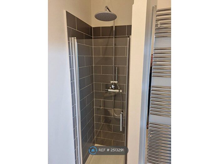 3 Bedroom Flat To Rent In New Cross Rd, SE14