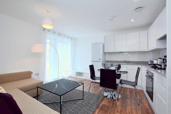 1 Bedroom Flat To Rent In Larchmoor Park, Gerrards Cross Road, Stoke Poges, Slough, SL2