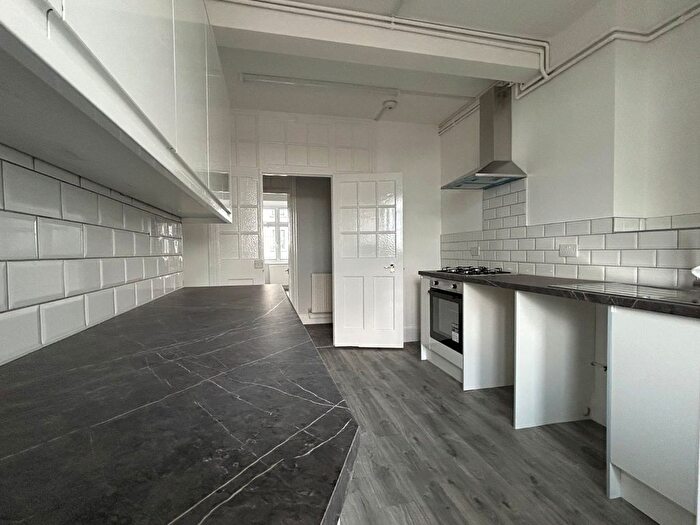 3 Bedroom Flat To Rent In High Street, Broadstairs, Kent, CT10