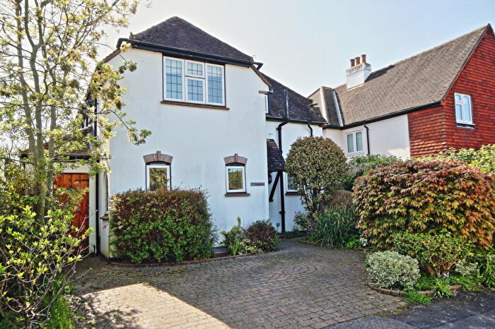 4 Bedroom Detached House To Rent In Nursery Close, Woking, GU21
