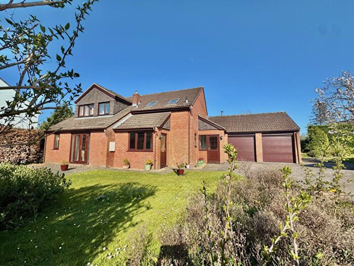 4 Bedroom Detached House For Sale In The Paddock, Urchfont, Wiltshire, SN10