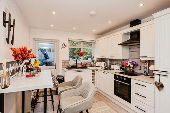 3 Bedroom Maisonette For Sale In Llygad Yr Haul, Neath, SA10
