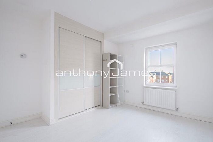 2 Bedroom Flat For Sale In Rainbow Road, Erith, DA8
