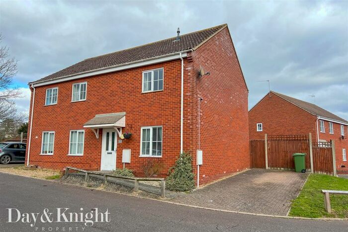 2 Bedroom Semi-Detached House For Sale In Nightingale Close, Halesworth, IP19