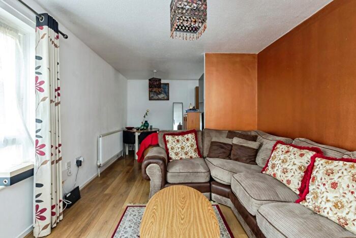 1 Bedroom Flat To Rent In Ladysmock Gardens, Nottingham, NG2