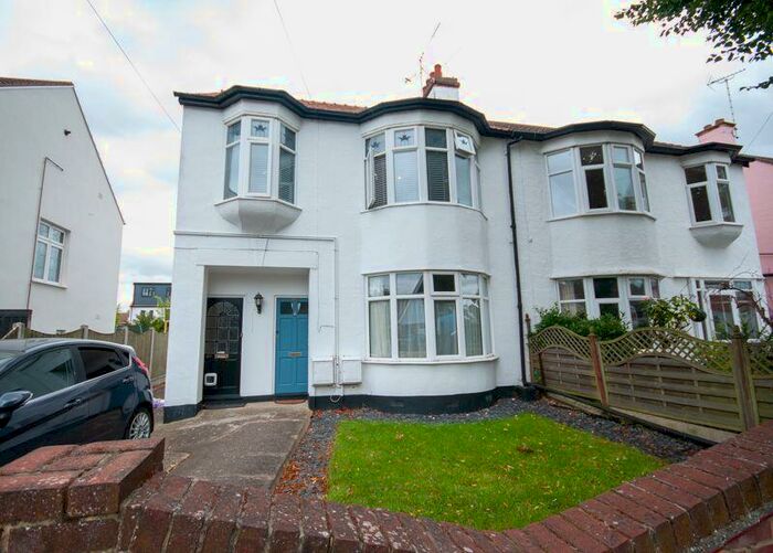 1 Bedroom Flat For Sale In Scarborough Drive, Leigh-On-Sea, Essex, SS9