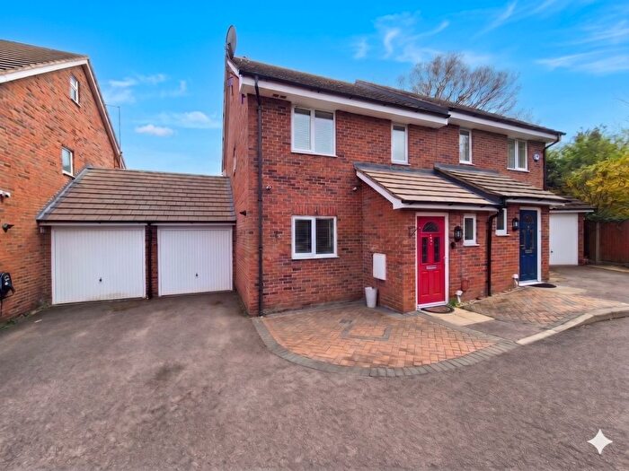 4 Bedroom Semi Detached House For Sale In Cullen Close, Luton, Bedfordshire, LU3