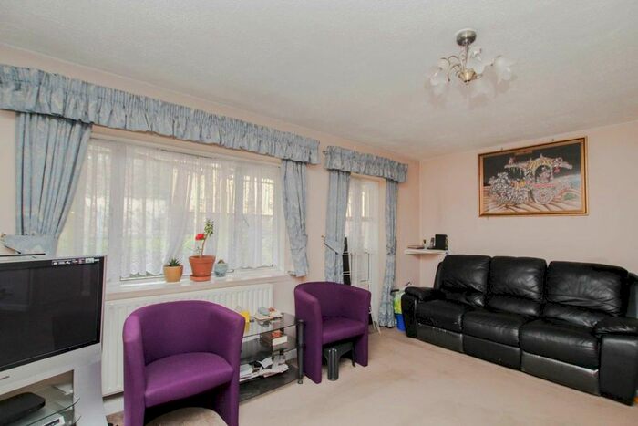 3 Bedroom Flat To Rent In Boston Manor Road, Brentford, TW8