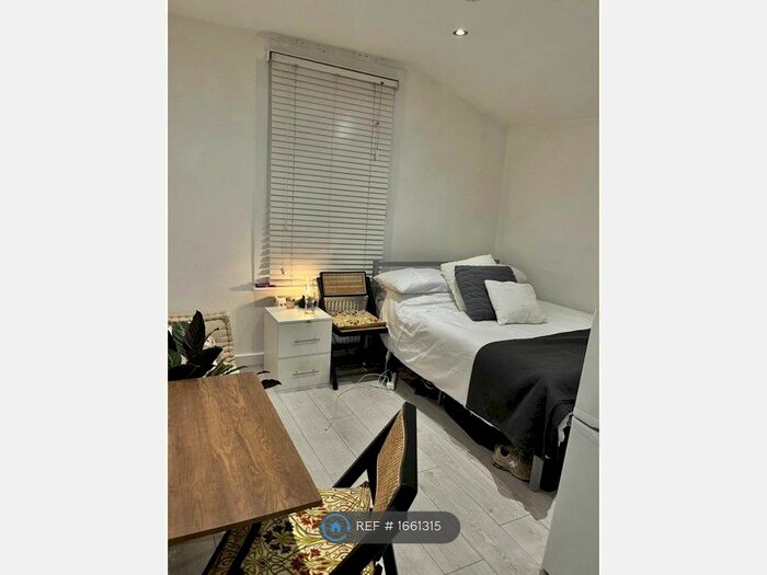 Studio To Rent In Archway Road, London, N6