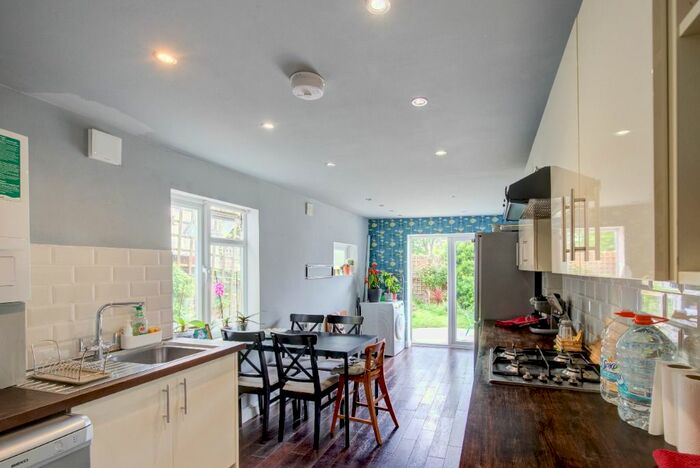 2 Bedroom Flat To Rent In Gipsy Road, London, SE27