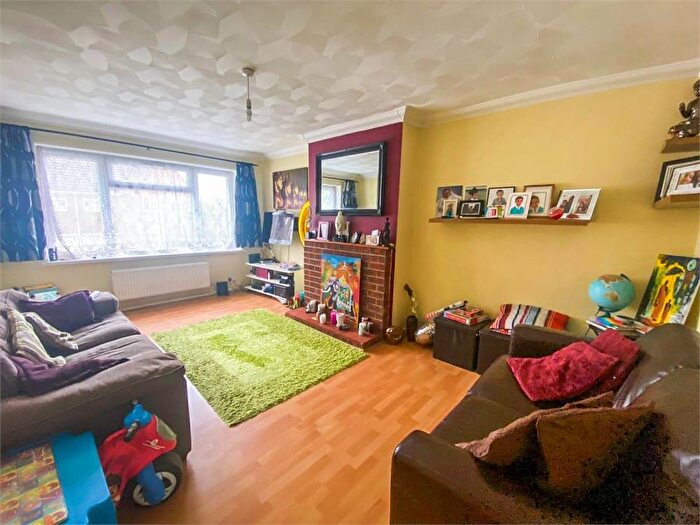 2 Bedroom Flat To Rent In Laburnum Grove, Langley, SL3