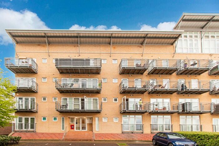 2 Bedroom Flat For Sale In Carmichael Avenue, Greenhithe, Kent, DA9