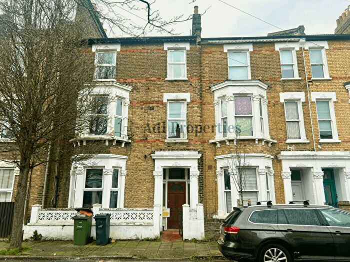 3 Bedroom Flat To Rent In Tasman Road, SW9