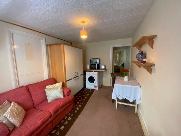 Studio To Rent In Bath Road, Hounslow, TW4