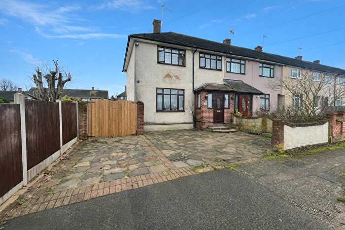 3 Bedroom End Terrace House For Sale In Gooshays Gardens, Romford, RM3