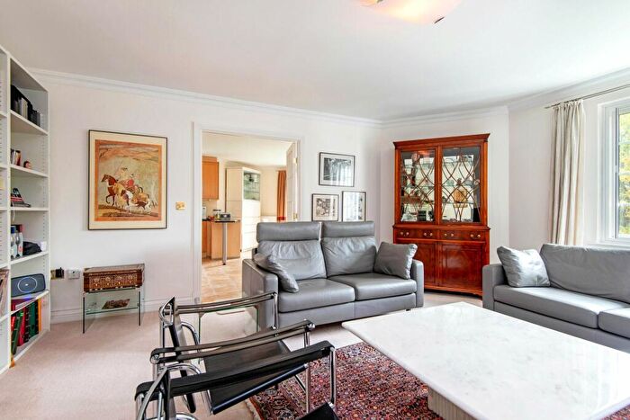 2 Bedroom Apartment For Sale In Voysey Close, Finchley, N3