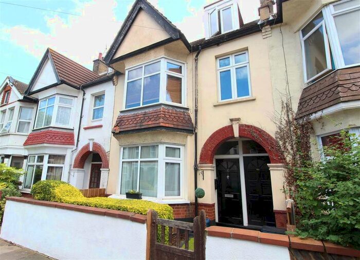 1 Bedroom Flat To Rent In Ronald Park Avenue, Westcliff-On-Sea SS0