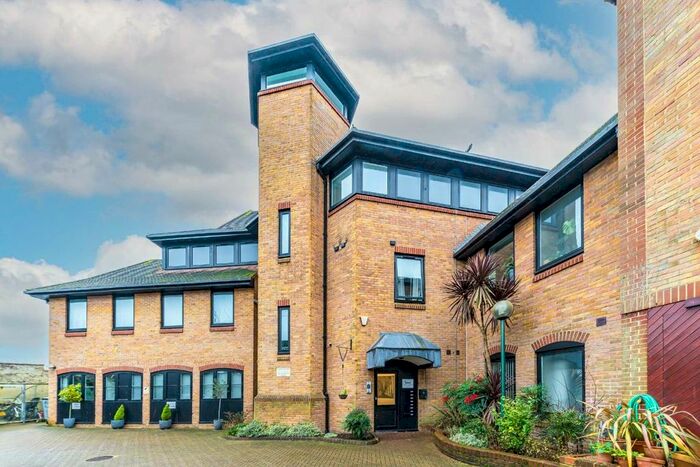 3 Bedroom Flat To Rent In Bridge Wharf Road, Isleworth, TW7