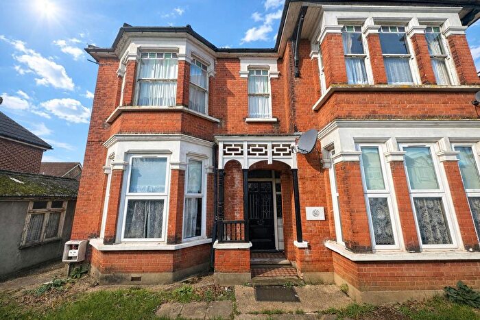 3 Bedroom Flat To Rent In Station Lane, Hornchurch, RM12