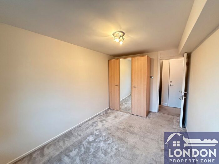 3 Bedroom Flat To Rent In More Close, West Kensington, London, W14