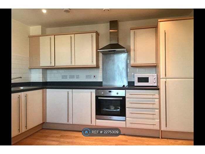 2 Bedroom Flat To Rent In Grays Place, Slough, SL2