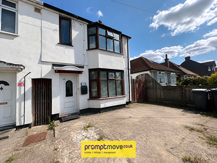 3 Bedroom Terraced House To Rent In Waller Avenue Luton, LU4