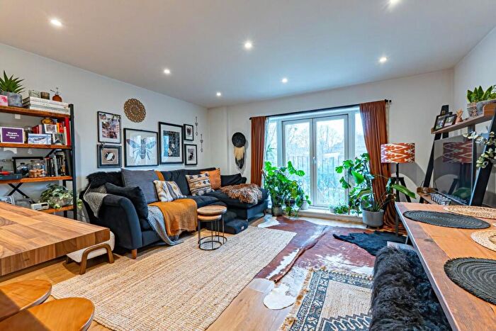 2 Bedroom Flat For Sale In Brook Street, Tring, HP23