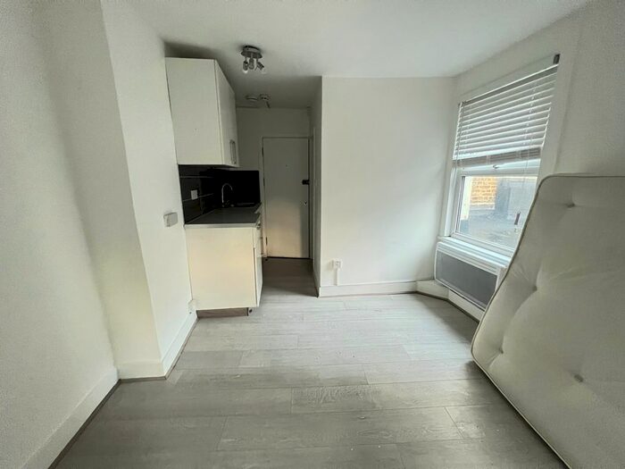 Studio To Rent In West Green Road, London, N15
