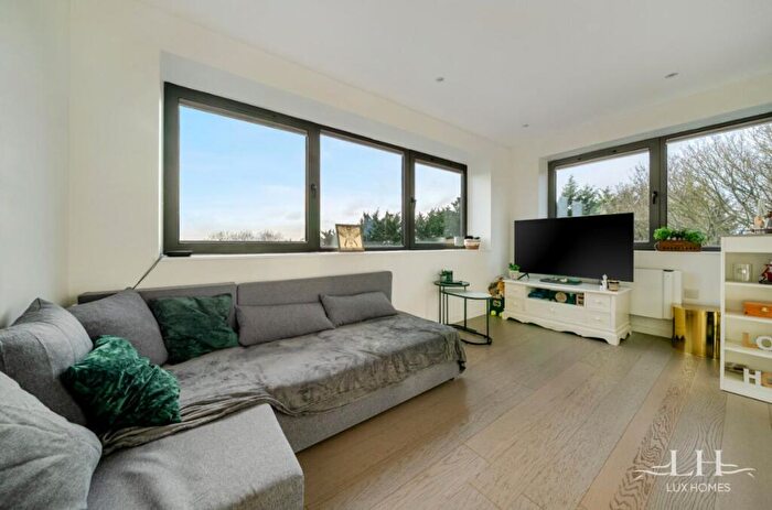1 Bedroom Flat For Sale In Regent House, Hubert Road, Brentwood, CM14