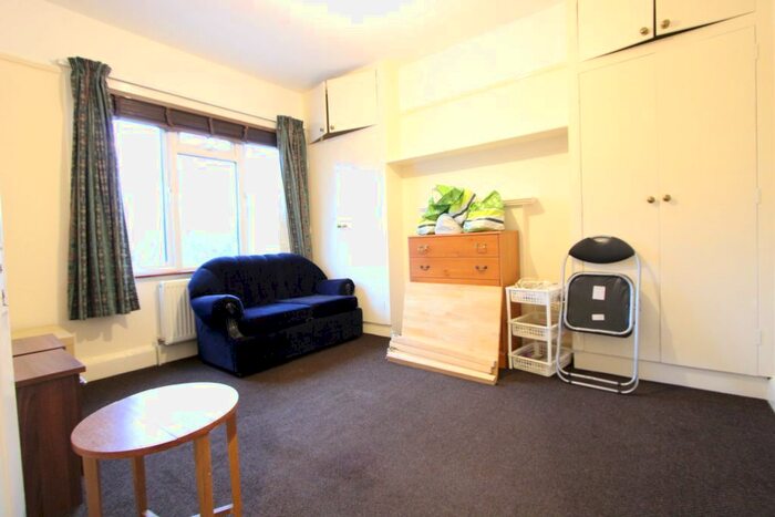 2 Bedroom Flat To Rent In Kingsway, London, SW14