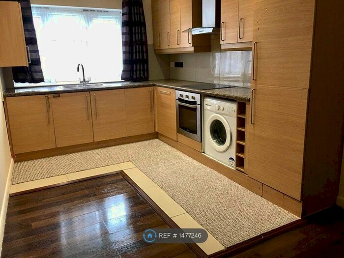 Studio To Rent In High Street, Hounslow, TW3