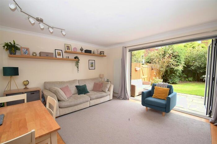 2 Bedroom Maisonette To Rent In Cumberland Close, St Margarets, Twickenham, TW1