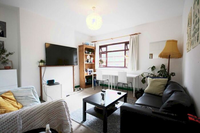 2 Bedroom Flat To Rent In Poynders Gardens, London, SW4