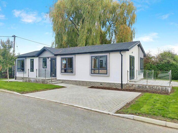 2 Bedroom Park Home For Sale In Benham Lane, Riseley, Reading, RG7