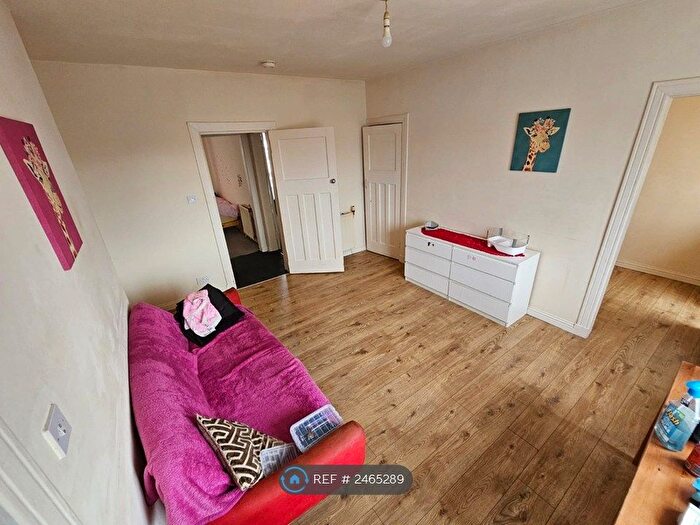 3 Bedroom Flat To Rent In Curtis Avenue, Glasgow, G44