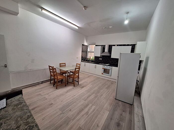 3 Bedroom Flat To Rent In West Ham Lane, London, E15