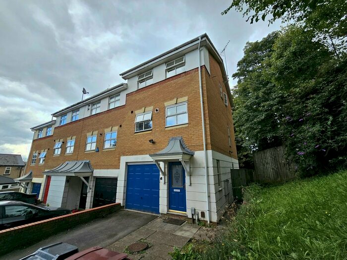 3 Bedroom Semi-Detached House To Rent In Elm Park, Reading, RG30