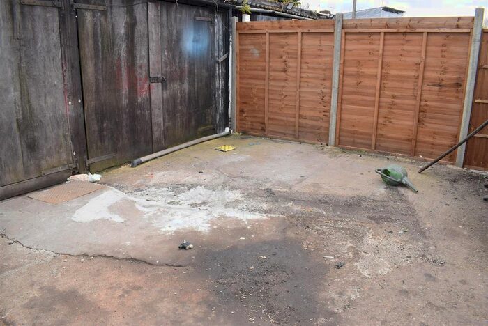 Land To Rent In Lincoln Road, Enfield, EN1