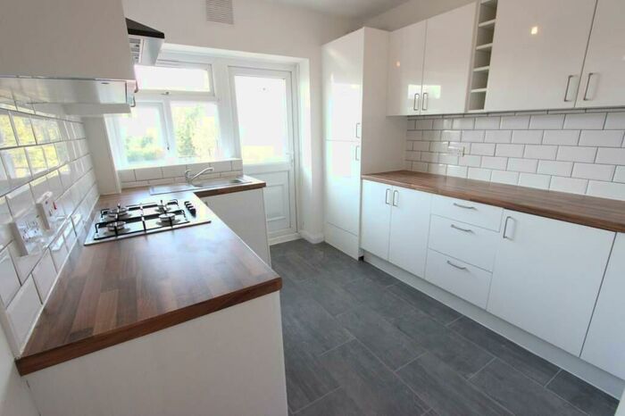 2 Bedroom Apartment To Rent In High Road, London, N12