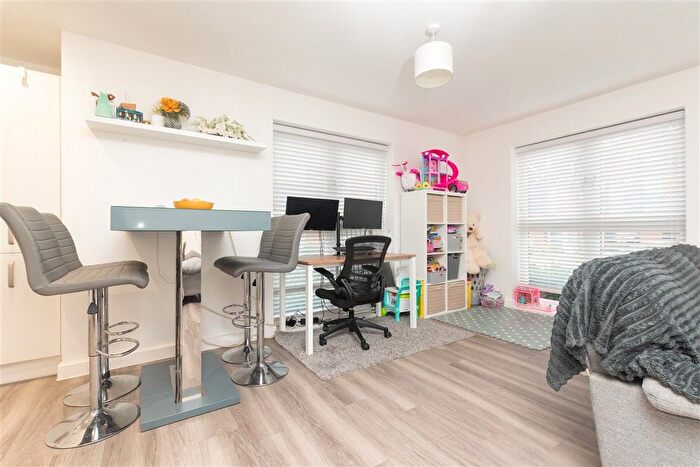 2 Bedroom Flat For Sale In Viking Road, Rochester, Kent, ME1