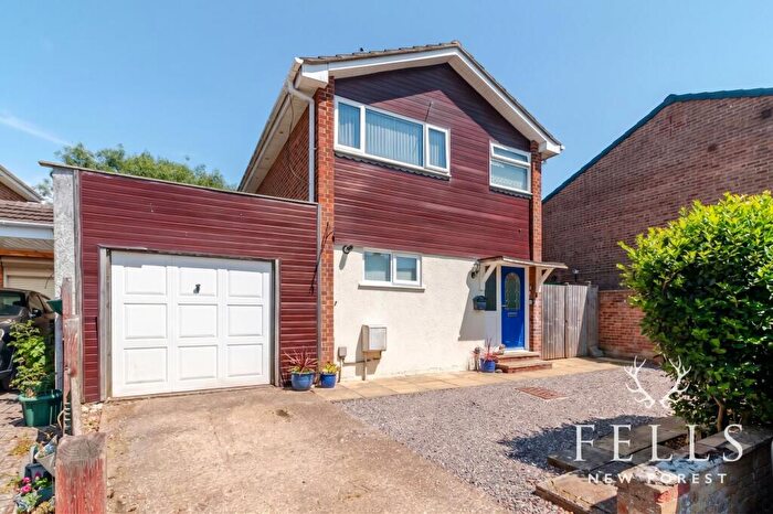 3 Bedroom Link Detached House For Sale In Orchard Gardens, Fordingbridge, SP6