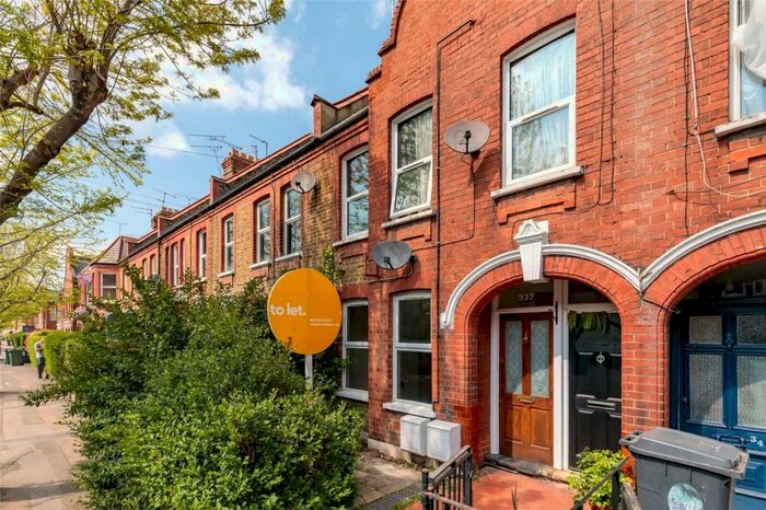 2 Bedroom Maisonette To Rent In Brettenham Road, Walthamstow, London, E17