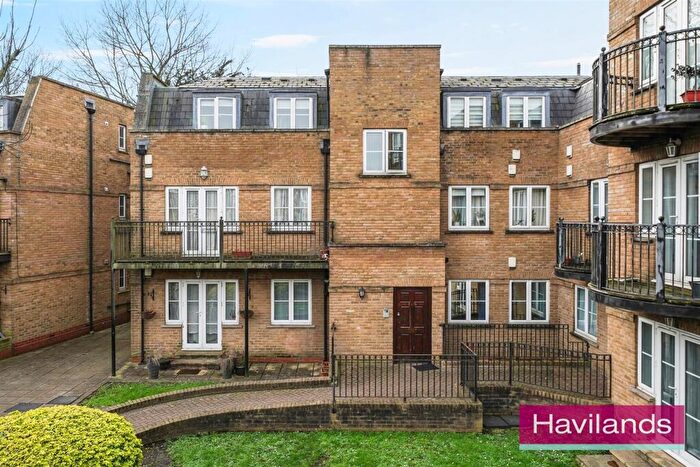 2 Bedroom Flat For Sale In Fontaine Court, Southgate, London, N14